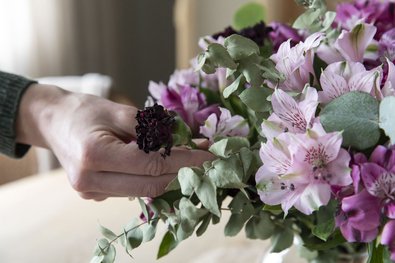 Fjerne visne blomster fra buketten